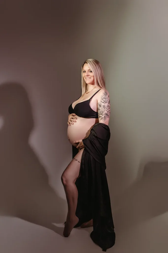 Photo femme enceinte artistique dans un studio photo