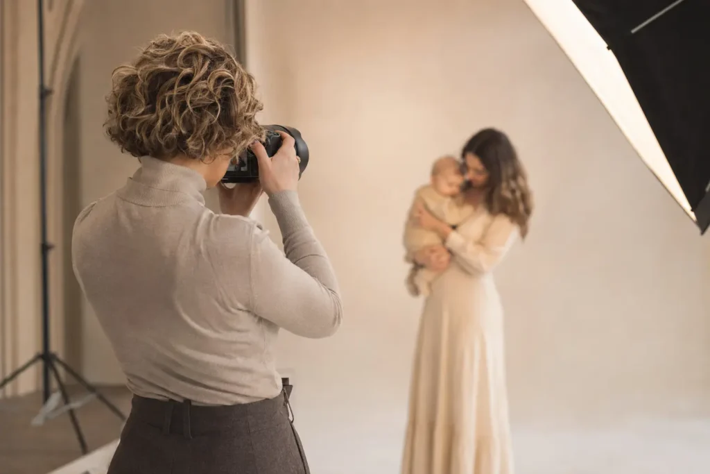 Marina Millepied photographiant une maman et son bébé dans le Studio Coccinelle Photo en Provence.