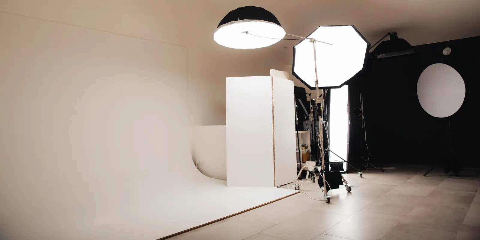 Intérieur du Studio Coccinelle Photo à Cheval-Blanc avec fonds et éclairages professionnels.
